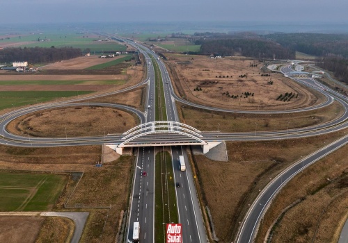 Przybywa samochodów na polskich drogach. GDDKiA zmierzyła, czy się mieszczą