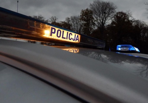 Ponad 2,5 promila i zakazy sądowe nie powstrzymały go przed jazdą. Uderzył w auto i odjechał