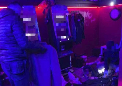 Nielegalny hazard, poszukiwani i narkotyki w jednym z salonów gier