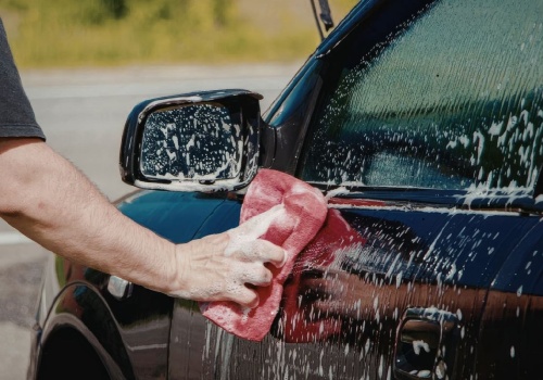 W ten sposób tylko porysujesz lakier. Jak dobrze umyć auto domowym sposobem