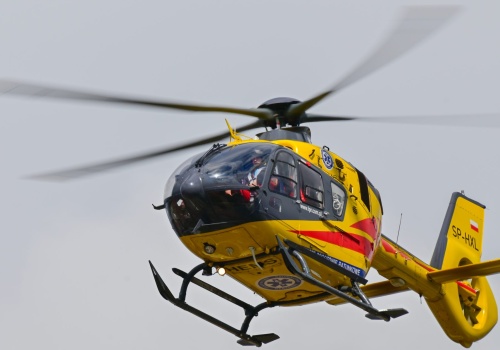 Lisi Las: samochód rozbity po uderzeniu w drzewo. Jedna osoba zakleszczona