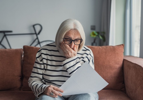 Listonosz zapuka do drzwi z listem z ZUS-u. Ci emeryci będą musieli oddać 13-stki