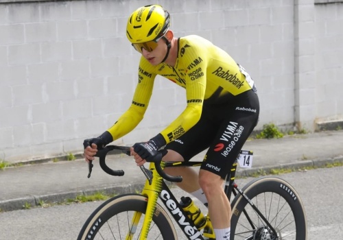 Patryk Goszczurny podbija internet. Wheelie z jedną ręką na kierownicy na podjeździe