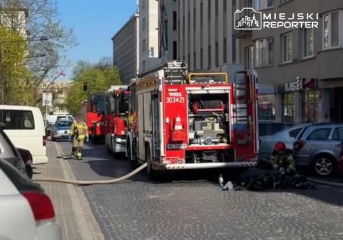 Pożar w bloku w Śródmieściu. Kilkanaście osób opuściło budynek. Trzy osoby w szpitalu
