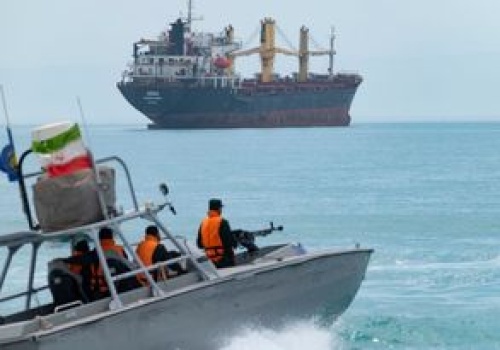 Cieśnina Ormuz pozostanie zamknięta. Iran grozi atakami na statki