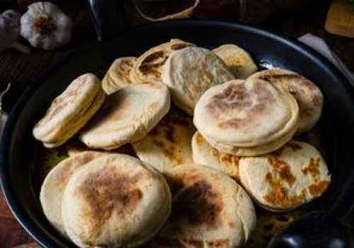 Dodaj sezonowy składnik i wstaw do piekarnika. Mogą zastąpić sklepowe bułeczki na śniadanie