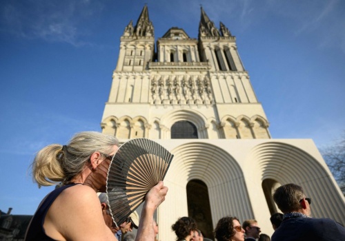Betonowe UFO przy średniowiecznej katedrze? Skandaliczny remont zabytku