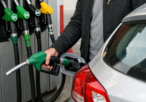 Paliwa tanieją na stacjach. Rynek patrzy na Bliski Wschód i liczy na przełom