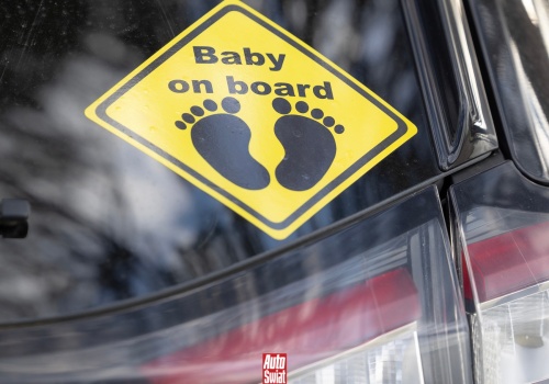 Po co naklejka Baby on Board na samochodzie? Prawdziwy cel jest inny niż myślisz