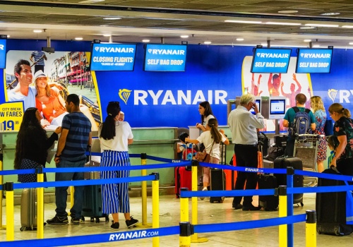 Ryanair płaci pracownikom za wyłapywanie zbyt dużego bagażu. Teraz ta premia wzrosła