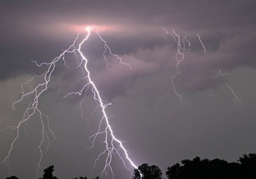 Błyskawica w pudełku? Naukowcy chcą zamknąć burzę w kostce plastiku