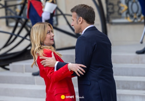 Nietypowe zachowanie Emmanuela Macrona przed kamerami. Georgia Meloni aż się odsunęła