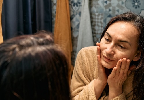 Kupuję za 2 zł. Trochę zjadam, a trochę nakładam na twarz. Działa jak taping