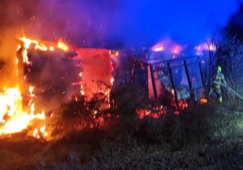 Pożar pustostanu w Piaskach Górnych. Na miejscu działały cztery zastępy straży pożarnej