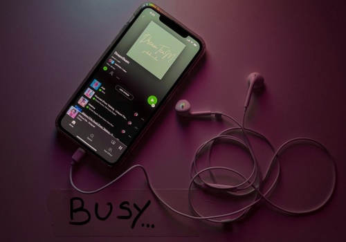 Giganci streamingu wygrali 322 miliony dolarów za kradzież 86 milionów piosenek. Problem w tym, że pozwali ducha