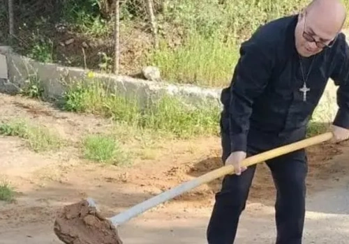 Proboszcz z Santa Rita na Sycylii sam naprawia podziurawioną drogę