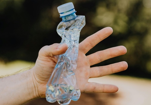 50 groszy kaucji za każdą butelkę. Szefowie straszą pracowników potrąceniami, choć nie muszą