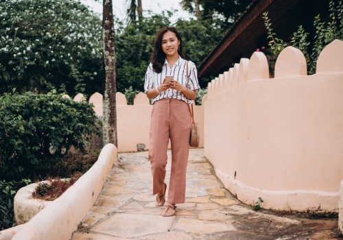 Te spodnie to hit wśród 50-latek. Maskują brzuch i wyglądają elegancko