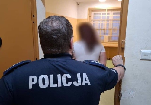 Złodziejka drogich perfum schwytana. Teraz będzie ładnie pachnieć w celi?