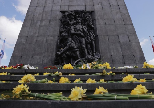 Zawyją syreny dla upamiętnienia powstania w getcie. 