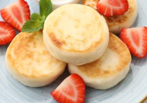 Nie musisz dosypywać zwykłej mąki do placuszków z twarogu. Inny składnik sprawdzi się lepiej