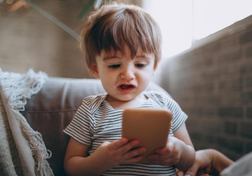 Zabierasz dziecku telefon jako karę? Psychologowie mówią wprost: robisz to na odwrót