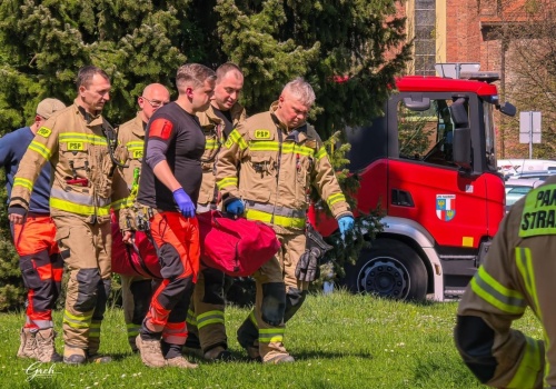 Strażacy w akcji: zasłabnięcie na ulicy, lądowanie LPR i wycieki substancji. Pięć interwencji w jeden dzień