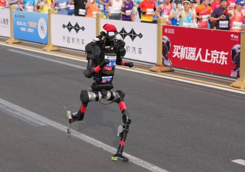 Roboty pobiegły obok ludzi w półmaratonie. Rekord świata pobity