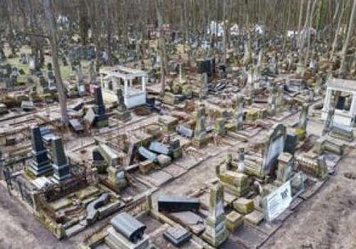 Cmentarz w Warszawie skrywał tajemnice. Znaleziono amunicję i pamiątki