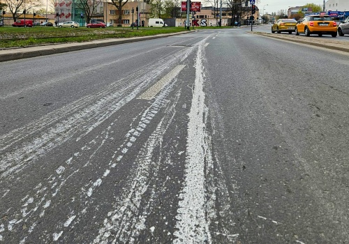 Rozlana farba na ulicach Starego Polesia w Łodzi