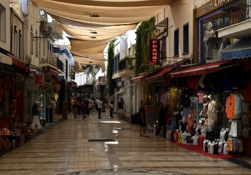 Poszła na turecki bazar. 