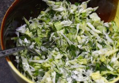 Zetrzyj i wymieszaj z młodą kapustą. Nie ma lepszej surówki do schabowego