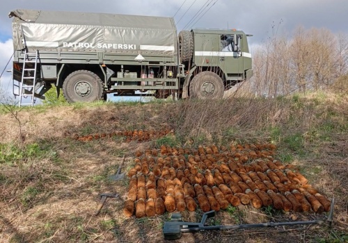 Niebezpieczne znalezisko podczas wykopu pod światłowód. Saperzy usunęli 169 pocisków artyleryjskich