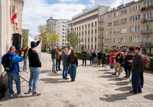 Minister wyszedł do protestujących. Jest decyzja: więcej czasu na inwestycje z KPO