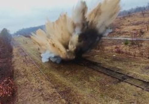 Wysadzili auto w powietrze. Policja wszystkiemu pilnie się przyglądała