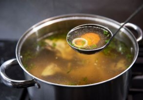 Ugotuj rosół niczym prawdziwy kucharz. Już nigdy nie będzie mętny
