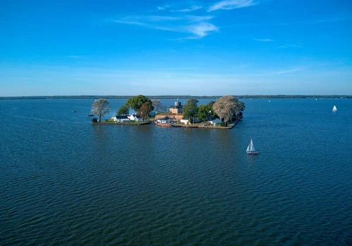 Najmniejsza zamieszkana wyspa blisko Polski. Leży na środku jeziora