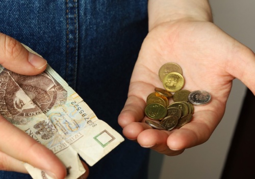 Polacy boją się zubożenia przez wojnę. Rosną obawy o ceny i gospodarkę