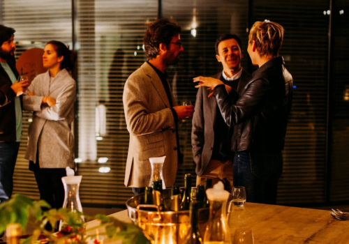 Dziwne nawyki Polaków w gościach. Nikt nie rozumie, wszyscy przestrzegają