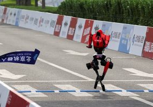 Robot pobił światowy rekord. Pokonał słynnego biegacza w półmaratonie