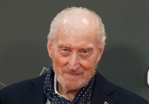 Charles Dance jako ojciec Harveya Denta w 