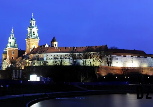 Tysiące ludzi dotykają tej ściany na Wawelu. Szukają 