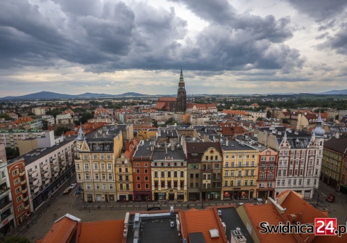 Alert RCB dla powiatu świdnickiego. Zbliżają się burze i ulewy