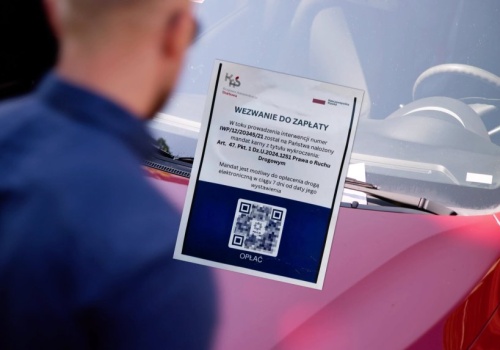 Uwaga na fałszywe wezwania do zapłaty wkładane za wycieraczki aut. To sposób oszustów na wyłudzenie danych