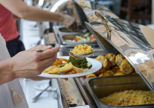 Tego lepiej nie jedz w hotelu na śniadanie. Te dwa produkty wywołują najwięcej zatruć