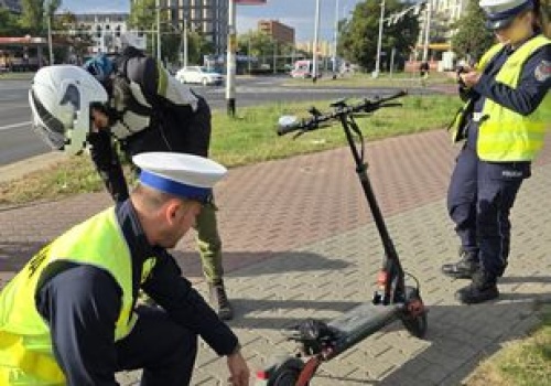 Zagrożenie dla pieszych. Pokazali skutki wypadków z elektrycznymi hulajnogami i rowerami