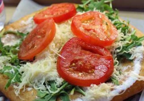 Zapomnij o zwykłym cieście na pizzę. Postaw na węgierski klasyk, który smakuje jeszcze lepiej