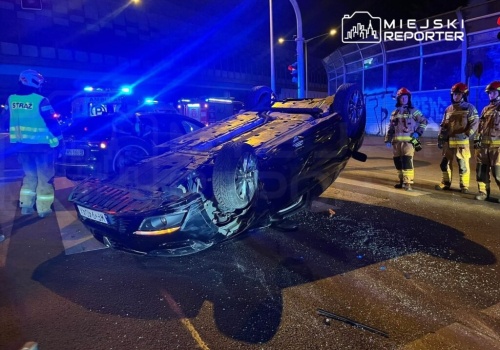 Nocna kolizja w Markach. Renault dachowało po zderzeniu z BMW, kierująca pijana