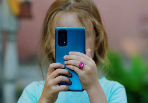 Najpierw kupują dziecku telefon, potem go zabierają. Rodzice błądzą we mgle