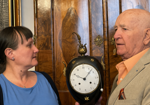 Lekarz, senator i kolekcjoner – Mieczysław Wyględowski przekazał cenny zegar do Kossakówki